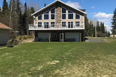 Image de Modern cozy cottage with beautiful sandy beach on the lake.