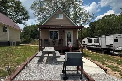 Image de Charming cottage with Ac, Pet-friendly, 4 guests, 3 miles from West Point Lake\n