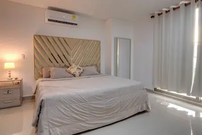 Image de Luxury Airport Penthouse - 3 Bd 2 Ba Suite + Rooftop Pool