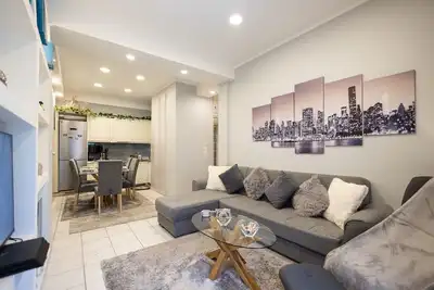 Image de 7 minutes to the Liston Square! ! Cozy apartment but mostly pet-friendly!