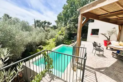 Image de Villa moderne arborée avec piscine