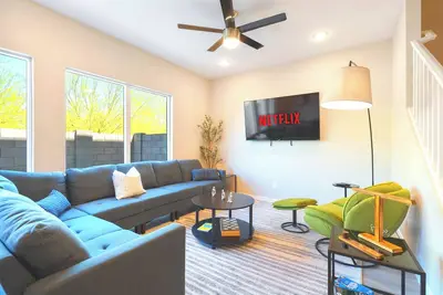 Image de Desert Oasis I Lux Suite w/ Pool by Stadium & Golf