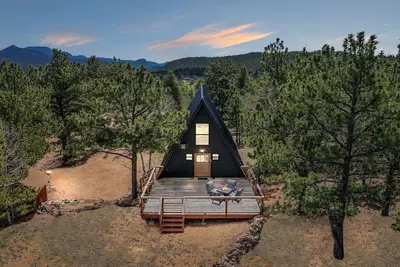 Image de 4bd AFrame Cabin with Hot Tub + 13, 000ft Mountain Views + Hiking Close By