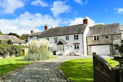 Image de Luxury and spacious family home steps away from Unesco world heritage harbour