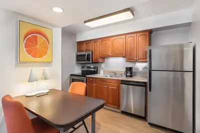 Image de 2 Family-Friendly Full Apartments w/ Cozy Fireplace and Full Kitchen - Parking