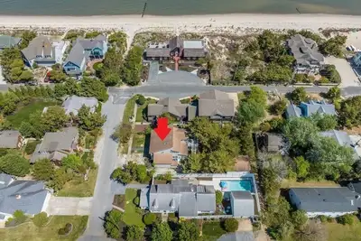 Image de Just listed! Nightly rental that is steps to the beach.