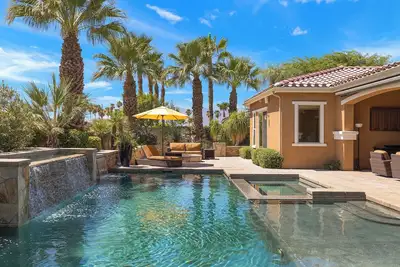 'Villa Paradiso' 2 pools, 5 suites & more!