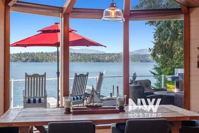 Image de Luxury Lakefront Property—Private Dock, Boat Slip, Fire Table, Hot Tub, Paddle Boards & More!