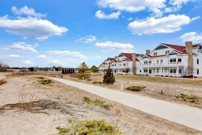 Image de Lakefront Condo- Step-free & accessible! Sleeps 8!