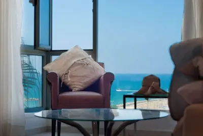Bright and Charming 1br Apt w Sea Views Near Shore