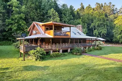 Image de Luxury Secluded Cabin Rental w/ Bunkhouse - 120 Acres - Private River Frontage!