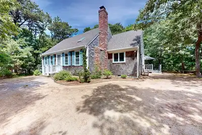 Image de Airy home with Ac, W/D, deck, & bikes- close to Nauset Light Beach & trails