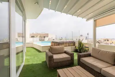 Image de Large apartment with pool-Hosted by Sweetstay