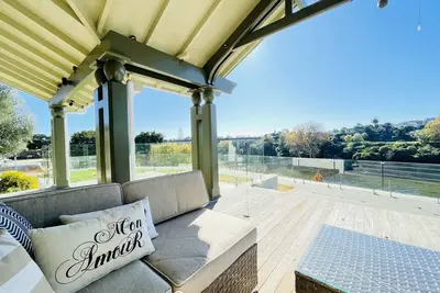 Image de Charming riverview manor in the heart of the Hamilton city with the river front