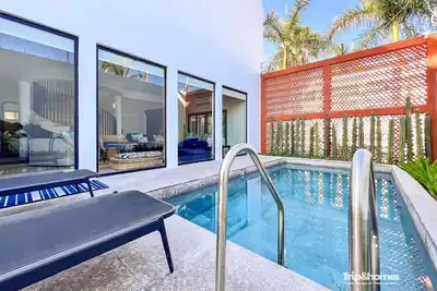 Image de Beautiful 4-bedroom 4-Bathroom home with WiFi, Ac  one block from sea