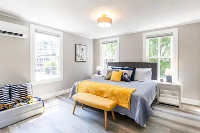 Image de Historic dog-friendly home 2 blocks to Main St