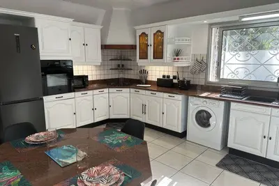 Image de Appartement spacieux à10 min de saint Pierre avec terrasse et parking privé.