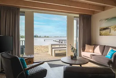 Image de Modern 6-person beach lodge