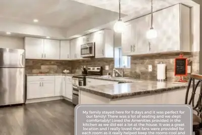 Image de Completely updated home a few blocks from the Historic Independence Square