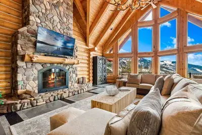 Brand New! Amazing Views! Ski In/Out / Hot Tub / 3 Kings! / Sleeps 12!