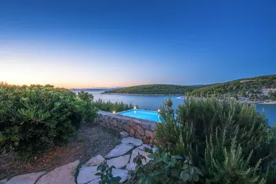 Image de Villa Serenity with a pool and private access to the sea