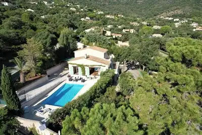 Image de Villa paisible dans la verdure