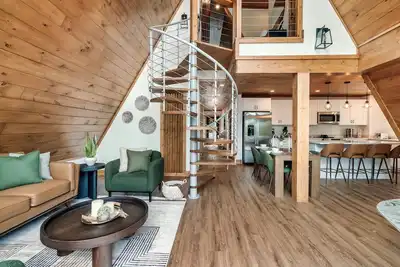 Image de Luxurious New A-Frame, Hot Tub, Real Wood Fireplace, Swimming Pool & Pickleball