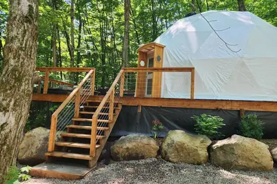 Image de Dôme Le Forestier avec spa/sauna et salle d'arcade vintage