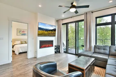 Image de Après Shores Penthouse: Upscale Riverfront Retreat, Wrap-Around Balcony