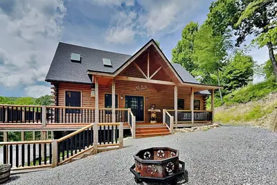 Image de Sunset Bluff | Ski In/Ski Out + Interior Upgrades & Hot Tub!