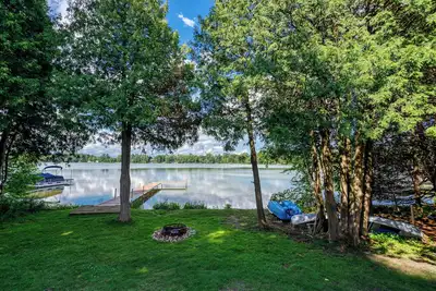Image de Lake Helen Waterfront Retreat with fire pit and dock