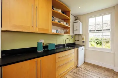 Image de \"Stylish Shoreditch Townhouse: Light-Filled, Vibrant Design, Central Location