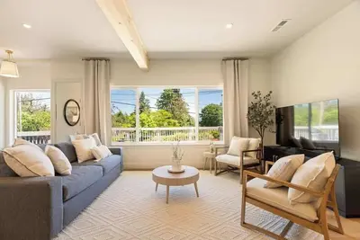 Image de Newly Renovated Home w/Hot Tub And Guest Suite