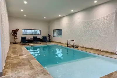 Image de Domaine 4 étoiles avec piscine intérieur / cave à vin et salle de réception
