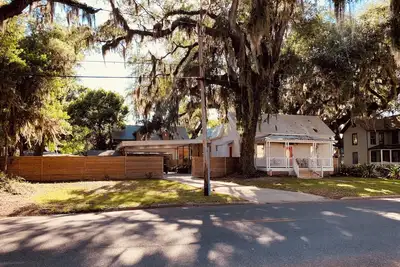 Image de Charming 3-bedroom house with Ac WiFi private gate covered parking in Brunswick