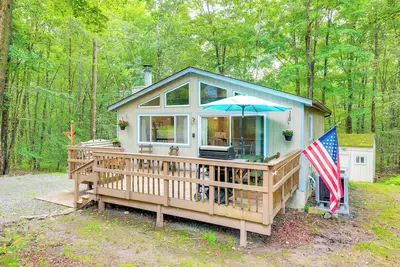 Image de Deck & Fire Pit: Pet-Friendly Pocono Lake Abode!