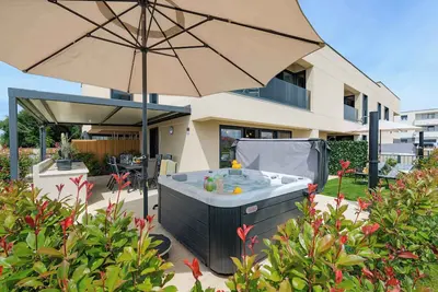 Image de Appartement de vacances avec bain à remous et climatisation