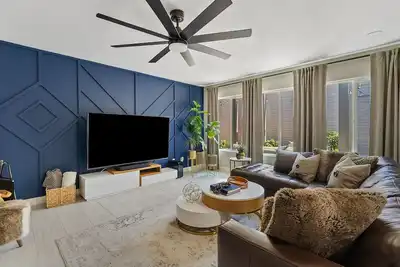 Image de Mid-Century Home, Hot Tub and Tesla Ev Charger
