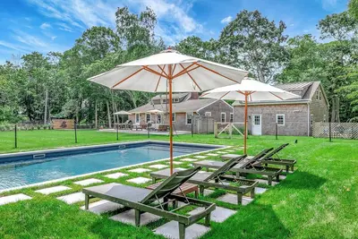 Image de Charming Hamptons Getaway On Private 1 Acre lot w\/Heated Pool