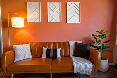 Image de Peach Suite - 10 min to Ft Moore