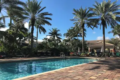 Image de 5 min to beach, ground level w garage, heated pool, resort style, very nice