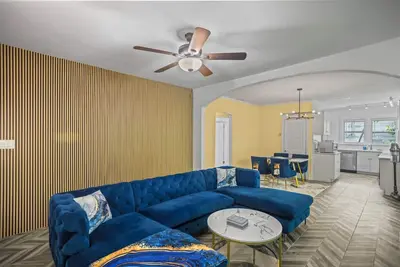 Image de Designer House Steps from Stores