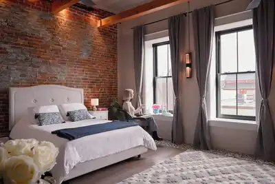 Image de French Inn in Downtown Belleville, right above our charming French Bistro