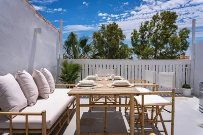 Image de This cozy apartment is located just a few meters from the beach, offering you the possibility to walk there.