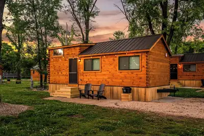 Image de Experience the timeless charm of the Paradise Pinecrest Cabin, a delightful twist on the classic cabin style. Step inside and be greeted by the warm and rustic log cabin ambiance that will transport you to the heart of Branson, Mo.