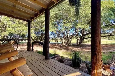 Image de Hideaway Cabin secluded & nestled in the live oaks with private outdoor Hot Tub!