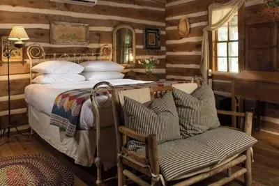 Image de 1800-style cedar Log Cabin on Blisswood Ranch with many optional activities!