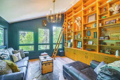 Image de Hot Tub, Mtn-View Deck: Peaceful Evergreen Home!