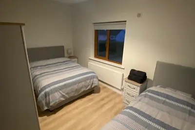Image de Triple-Sdb privée avec douche-Moderne-Vue sur la cour-Triple room, room 3