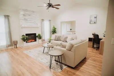 Image de Bridgerton Palace 3bd 2ba Mid-Term Stay. Pet and Family Friendly!